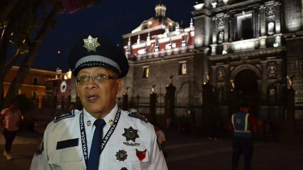 Papá policía impulsa a su familia, esta es su historia